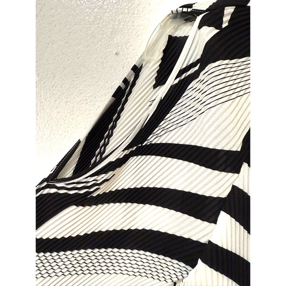 Chico's Size 1 / Medium Black & White Stripe Crinkle Pleated Cold Shoulder Top - Picture 3 of 9